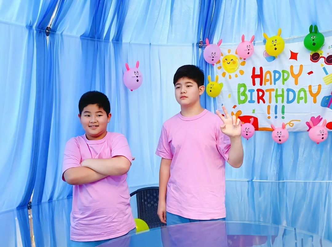 胡可晒全家福为12岁安吉庆生,小鱼儿比沙溢魁梧,兄弟颜值惹争议