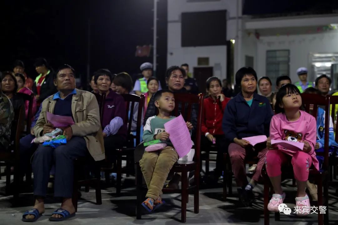 昨晚,来宾交警被一大波群众"围观"场面火爆!