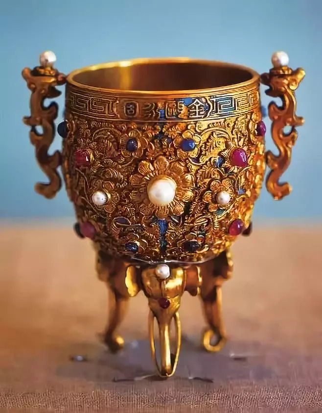 紫禁城中有一种"英雄杯",究竟是干啥的,它有一种少见的用途