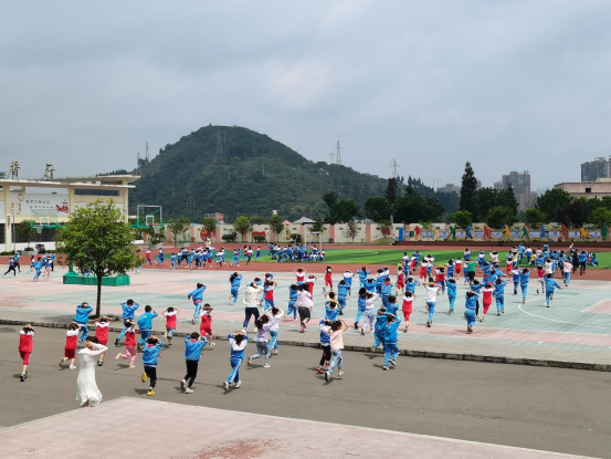 六枝特区第五小学怎么样?举行应急疏散演练(图2)