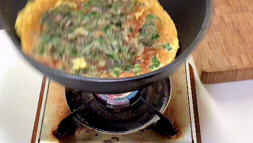 step10   有好的翻锅技术,最后再把海蛎煎倒入盘中就可以开吃啦.