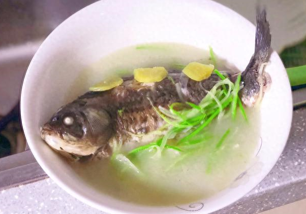 熬鯽魚湯,直接下鍋就錯了,記住這3點湯鮮味濃,無需刀具刮魚鱗