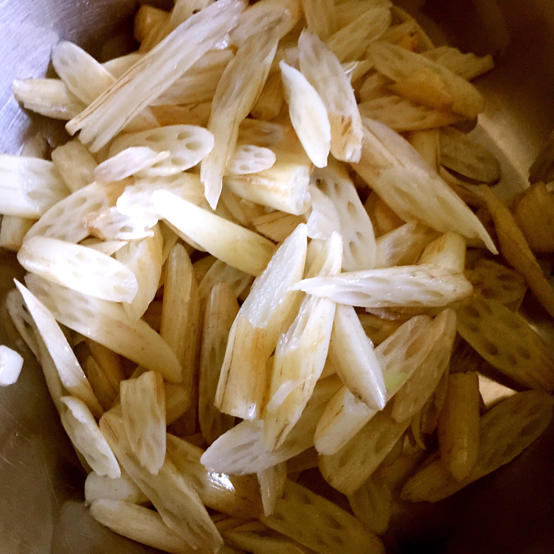 清爽夏日,香脆可口!尝试一下凉拌藕带,让味蕾翻飞吧!