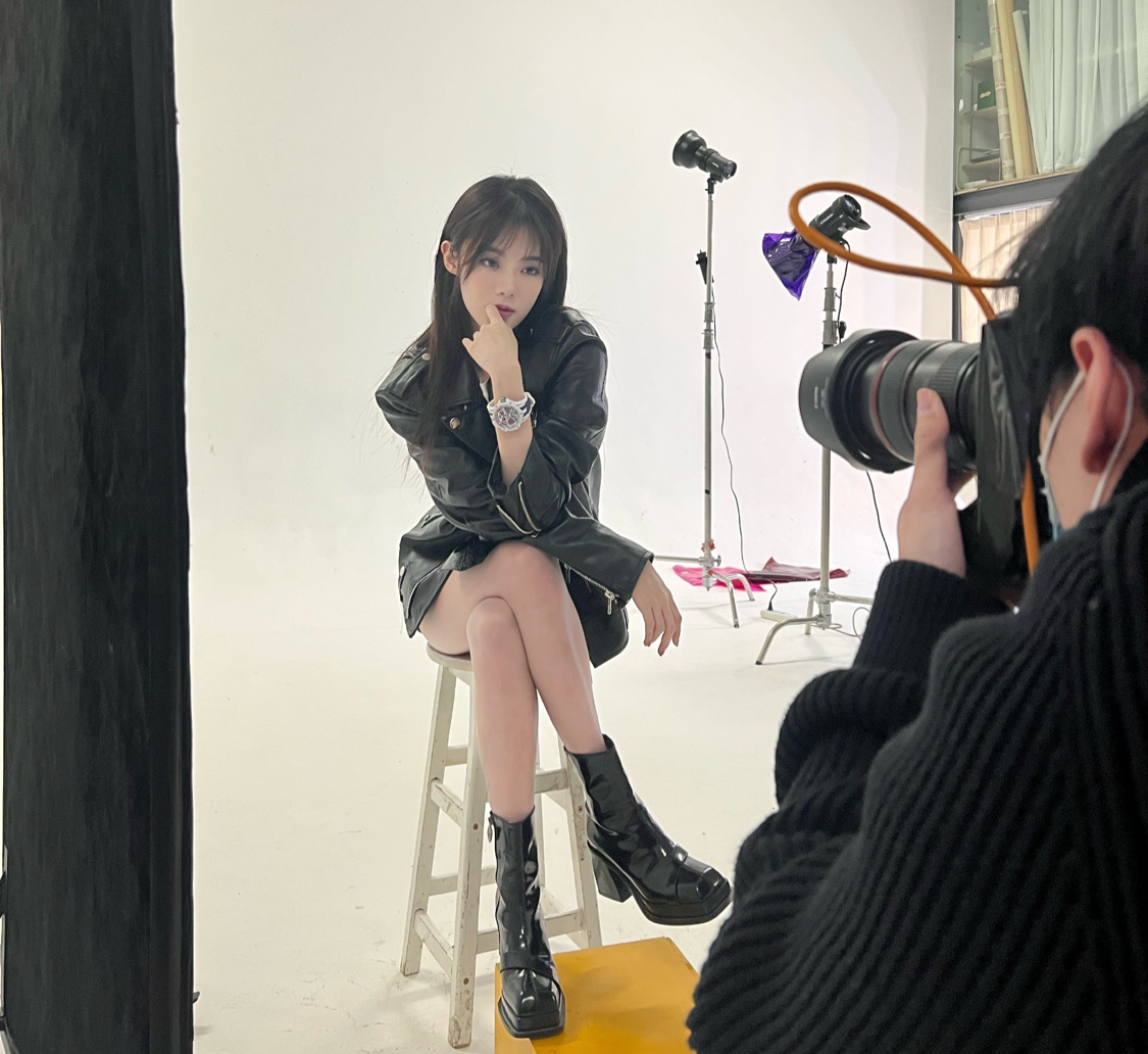 小钰身材太绝了!晒生图逆天长腿成焦点,网友:宋义进艳福不浅