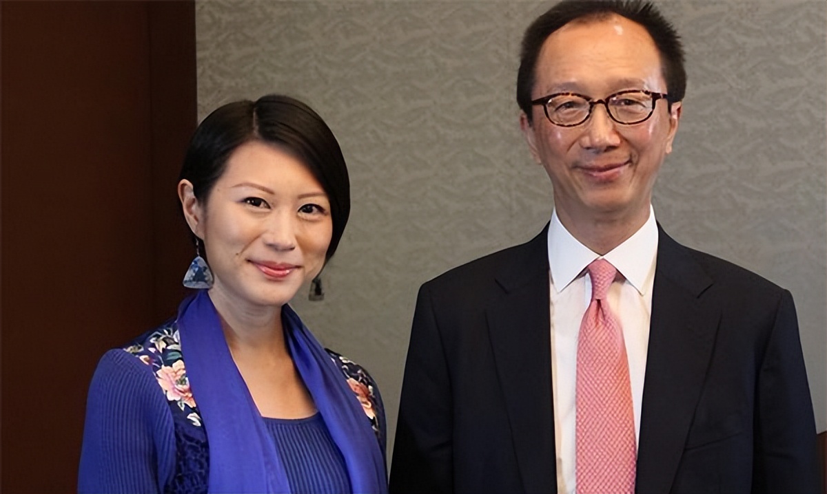 大众对"老少恋"的恶意,在梁锦松和伏明霞身上,体现得淋漓尽致