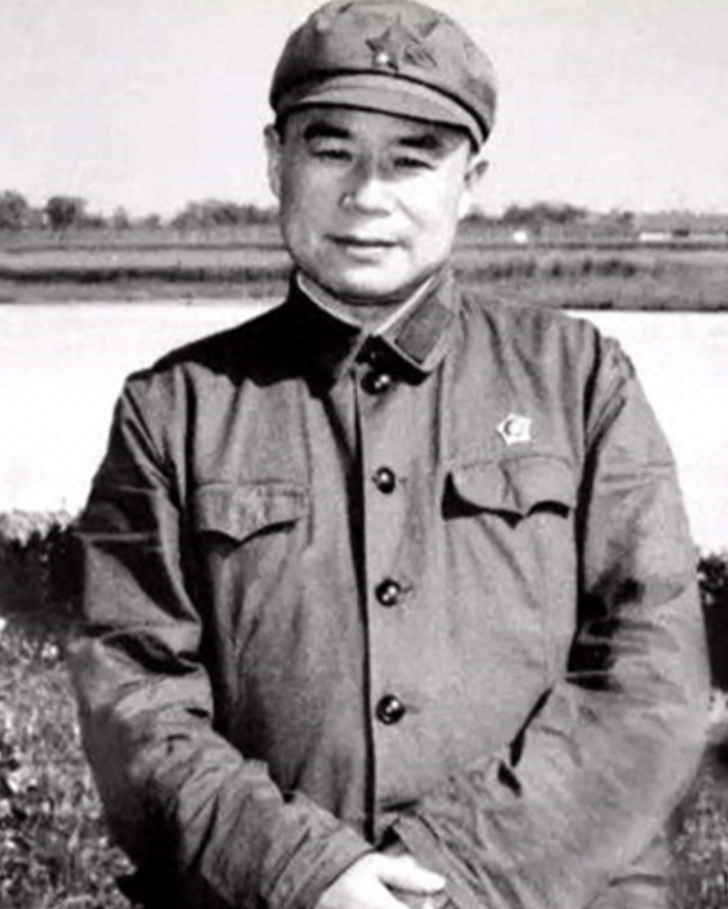 2004年一老人逝世王近山子女参加告别仪式人们才知其特殊身份