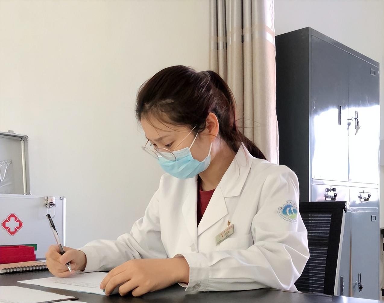 学校校医是什么水平