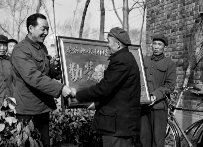 回顾第一个"万元户",靠养猪脱贫致富的黄新文,后来生活怎样