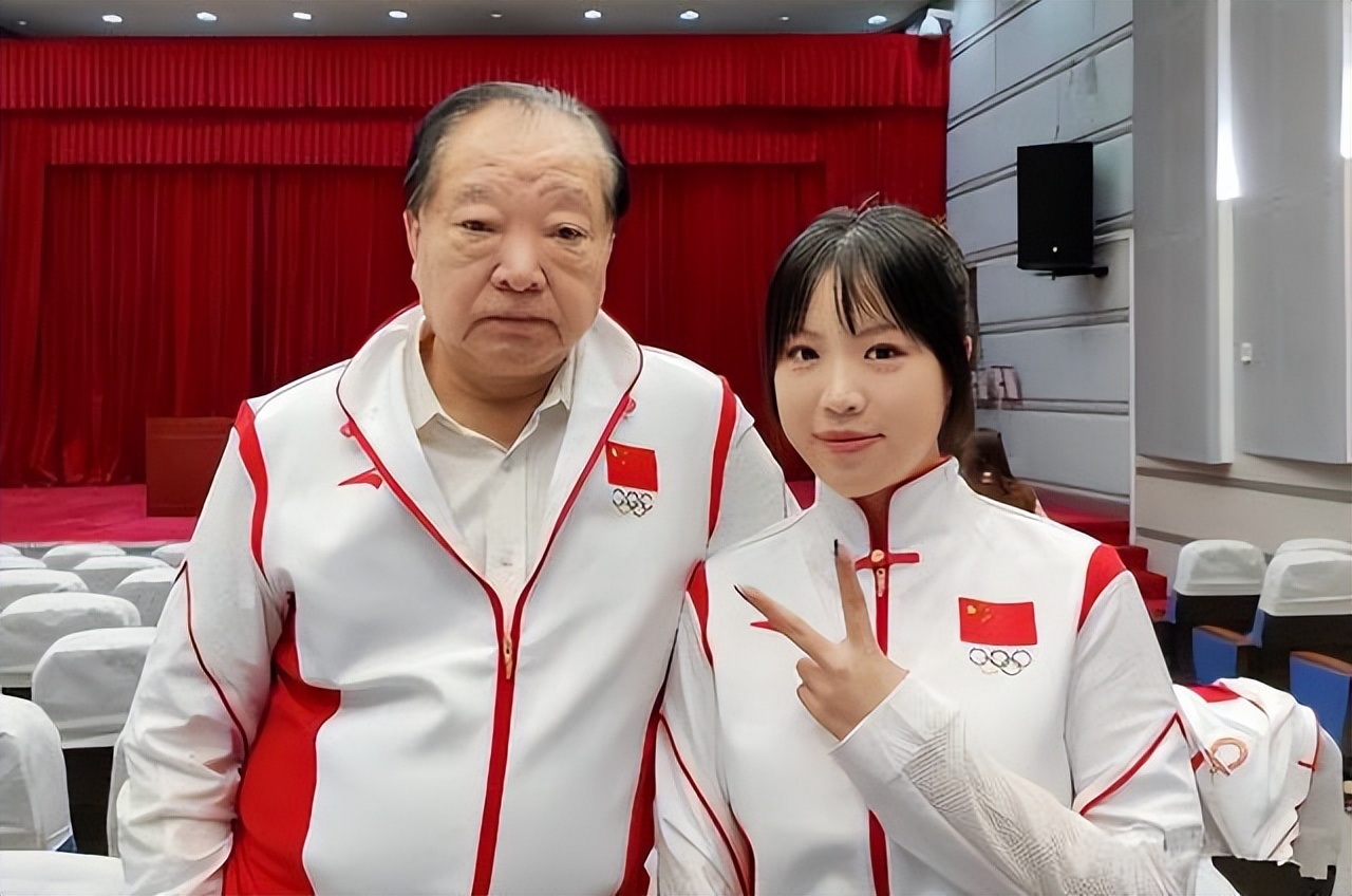 奥运首金许海峰久违现身!66岁视力严重退化,老态龙钟仍住单位房