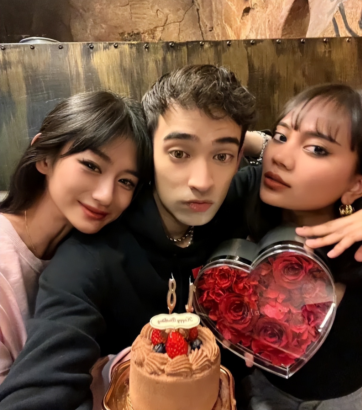 90后韦紫明被清华邀请演讲,穿白衬衫阳光帅气,28岁时成韦唯骄傲