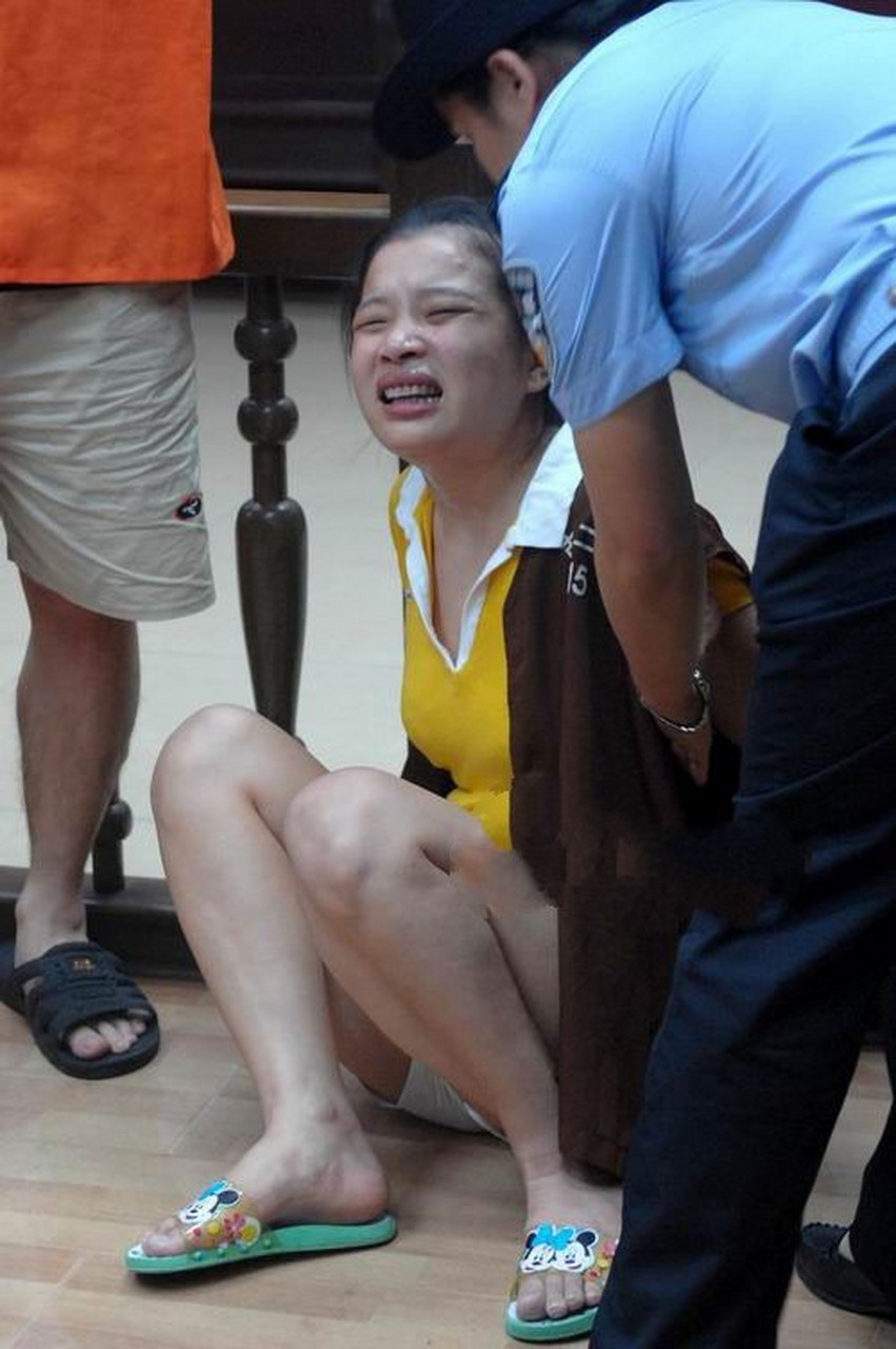 2009年,海口法院,死刑判决的现场,杨金红和男友坐在地上,做着最后的