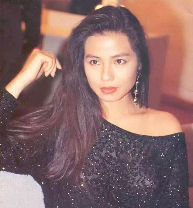 香港四大美人之钟楚红:丈夫早年病逝,如今膝下无子孑然一人