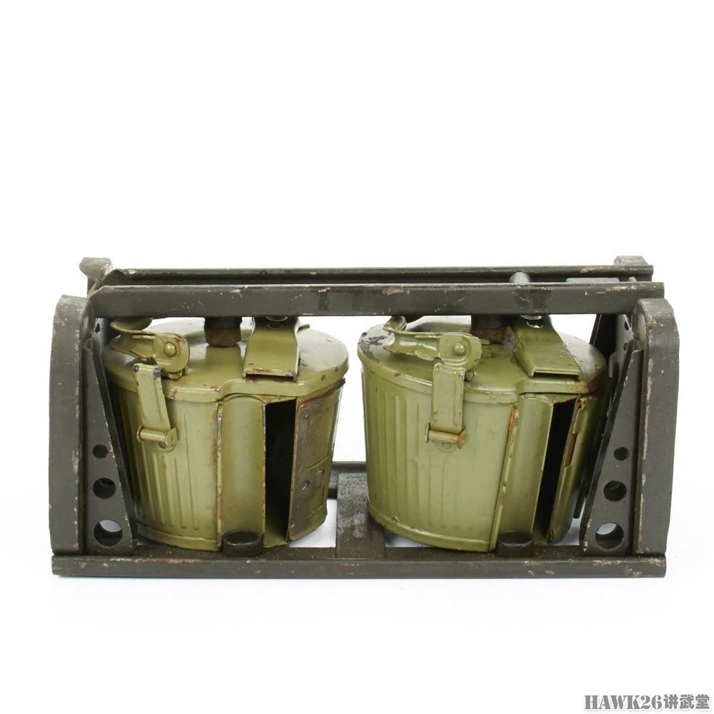 图说:德国mg34机枪使用的供弹具 两种弹鼓本质不同 很容易混淆