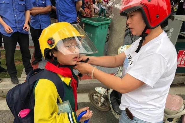 教育部要求小学生戴头盔上下学,学校"一刀切"式管理,打脸了!