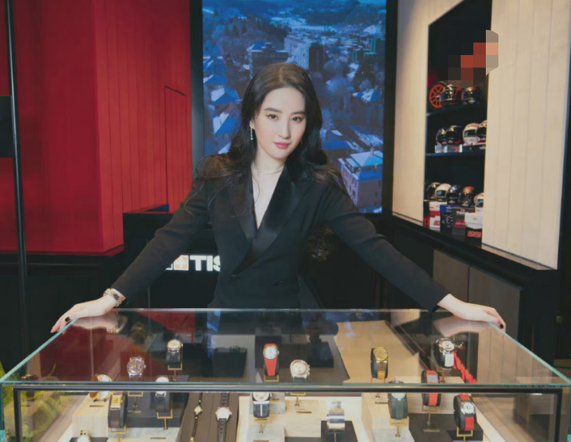 "天仙"刘亦菲现身活动现场,穿黑色西装,难掩气质出众