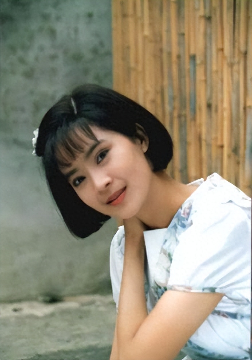 回顾59岁自然老去的俞小凡穿衣极简高级有品位如今反而越优雅