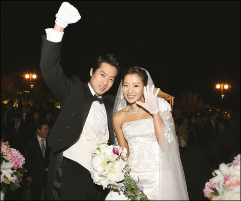 朴信惠31岁奉子成婚,韩国女星比她结婚早的不少,韩佳人23岁结婚