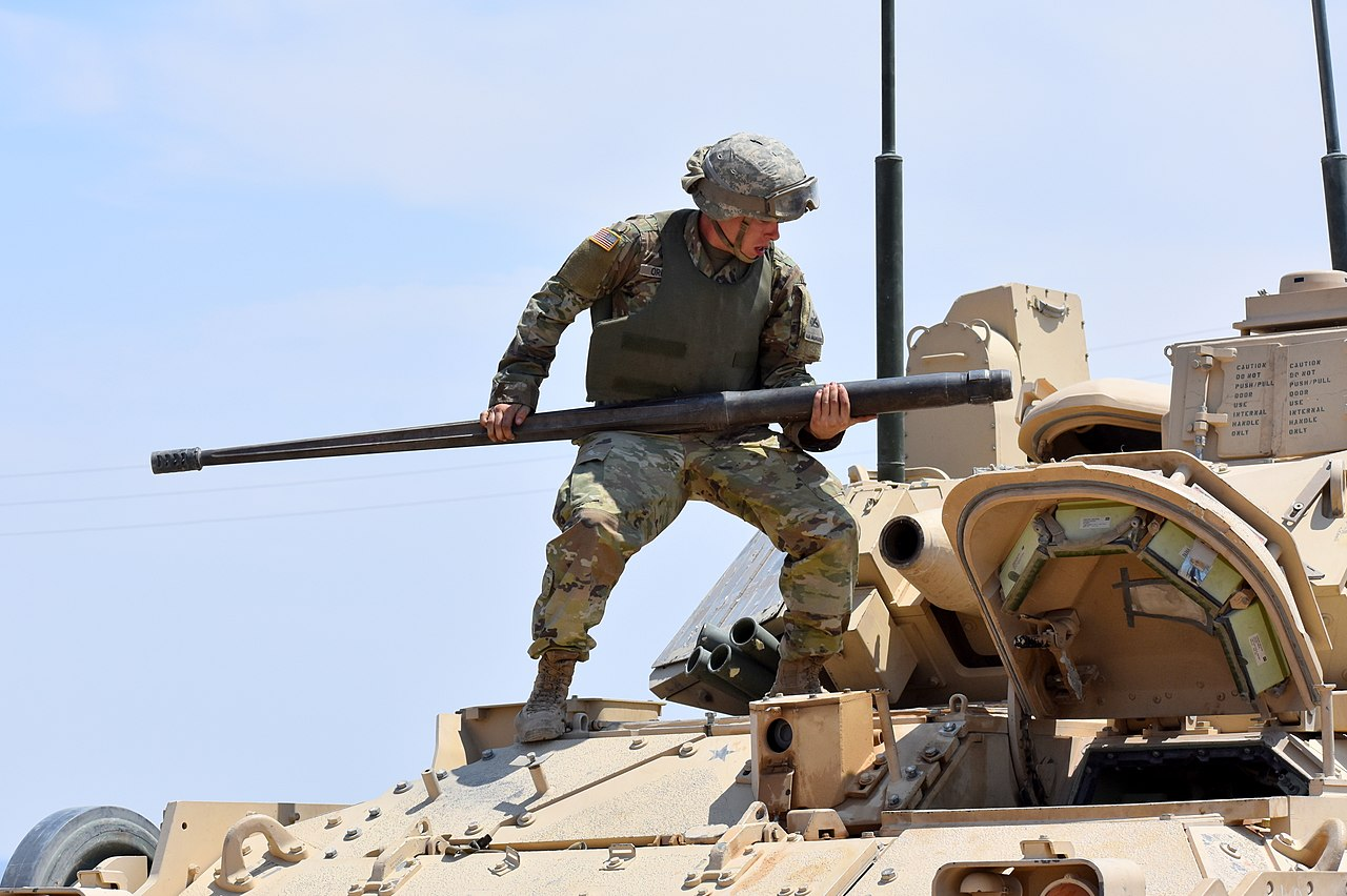 被地面作战车辆和船只所广泛应用的m242巨蝮式链炮