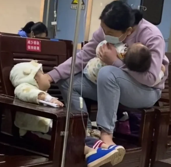 二胎宝妈带娃输液画面感人,揭露为人母的艰辛