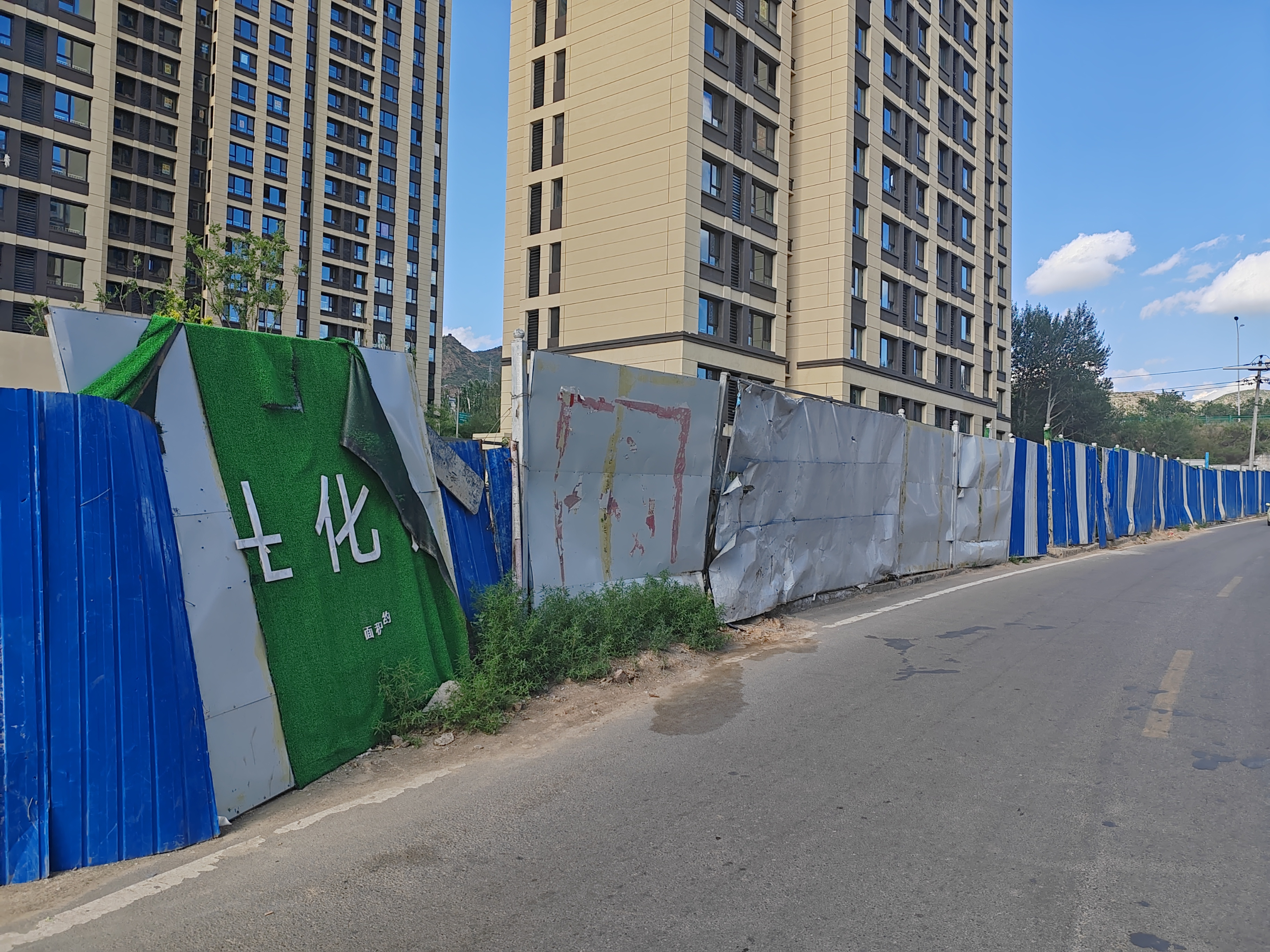 张家口融创奥城南门附近施工围挡破损存隐患 市民尽量绕行此路段