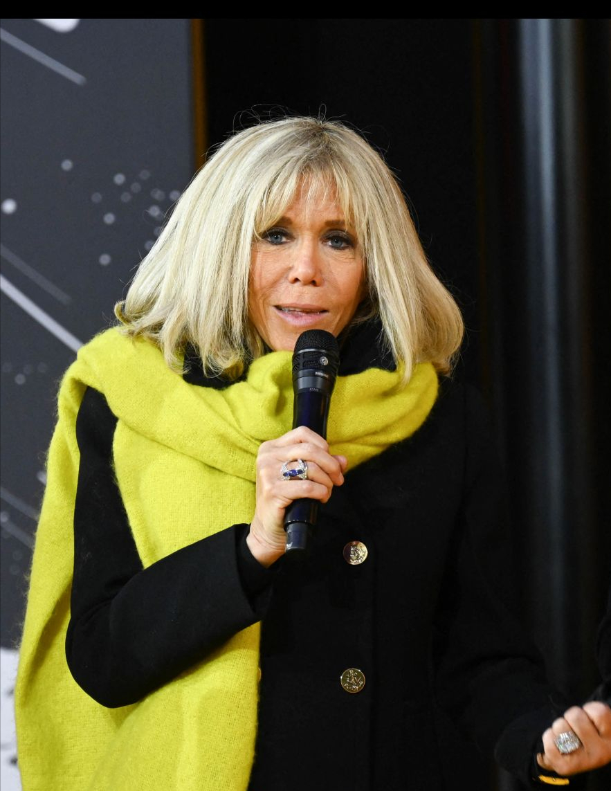 68岁的布里吉特登新封面,穿一身皮衣好霸气,明亮黄大围巾好显嫩