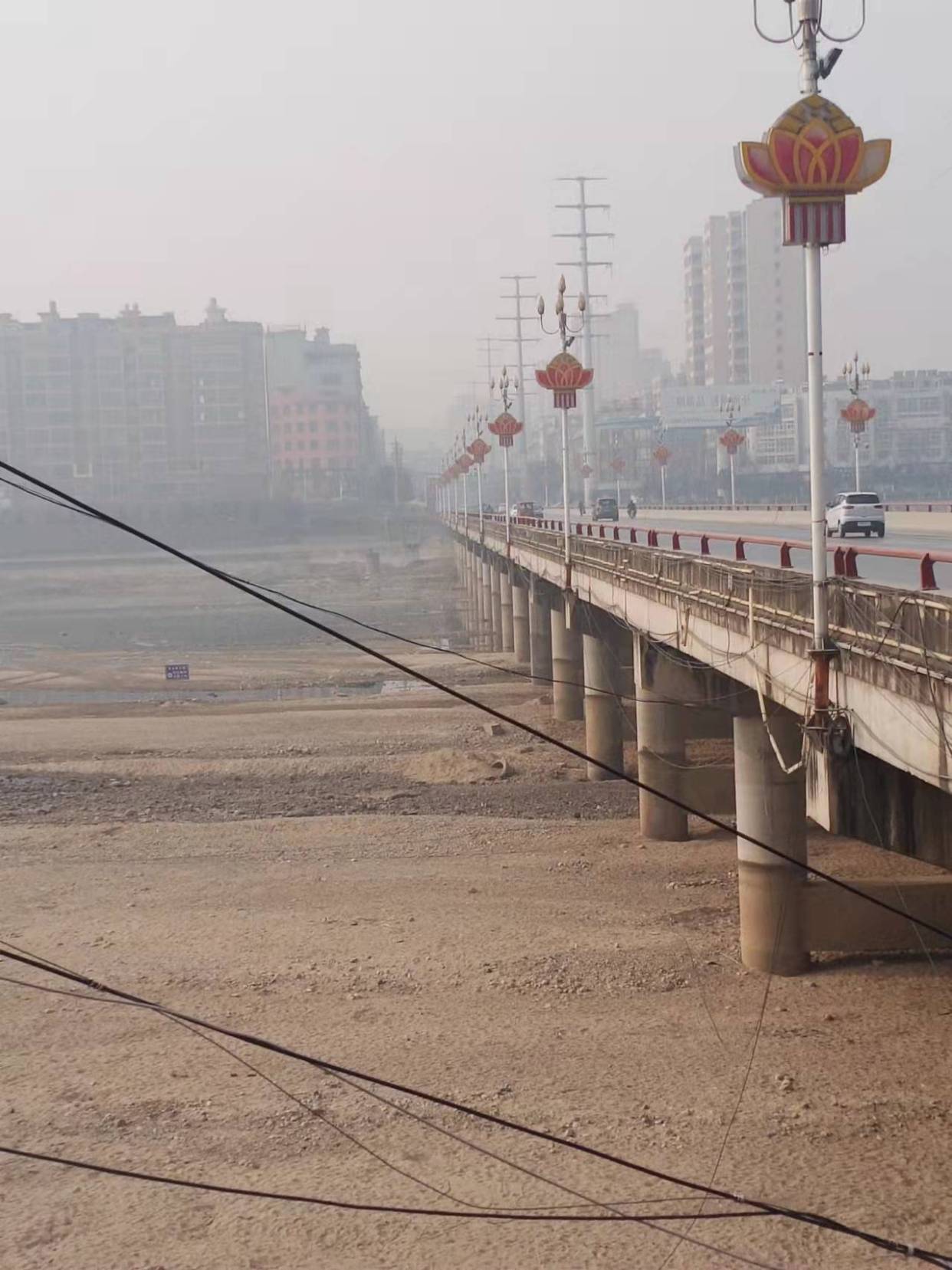 途經新世紀大橋時,看到一輛電動車停在路邊,車燈還亮著,周圍沒人