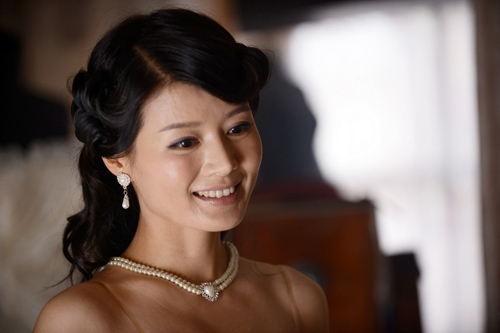 丈夫被她亲手捧红,走红后丈夫却抛弃了她,如今她独自带孩子生活