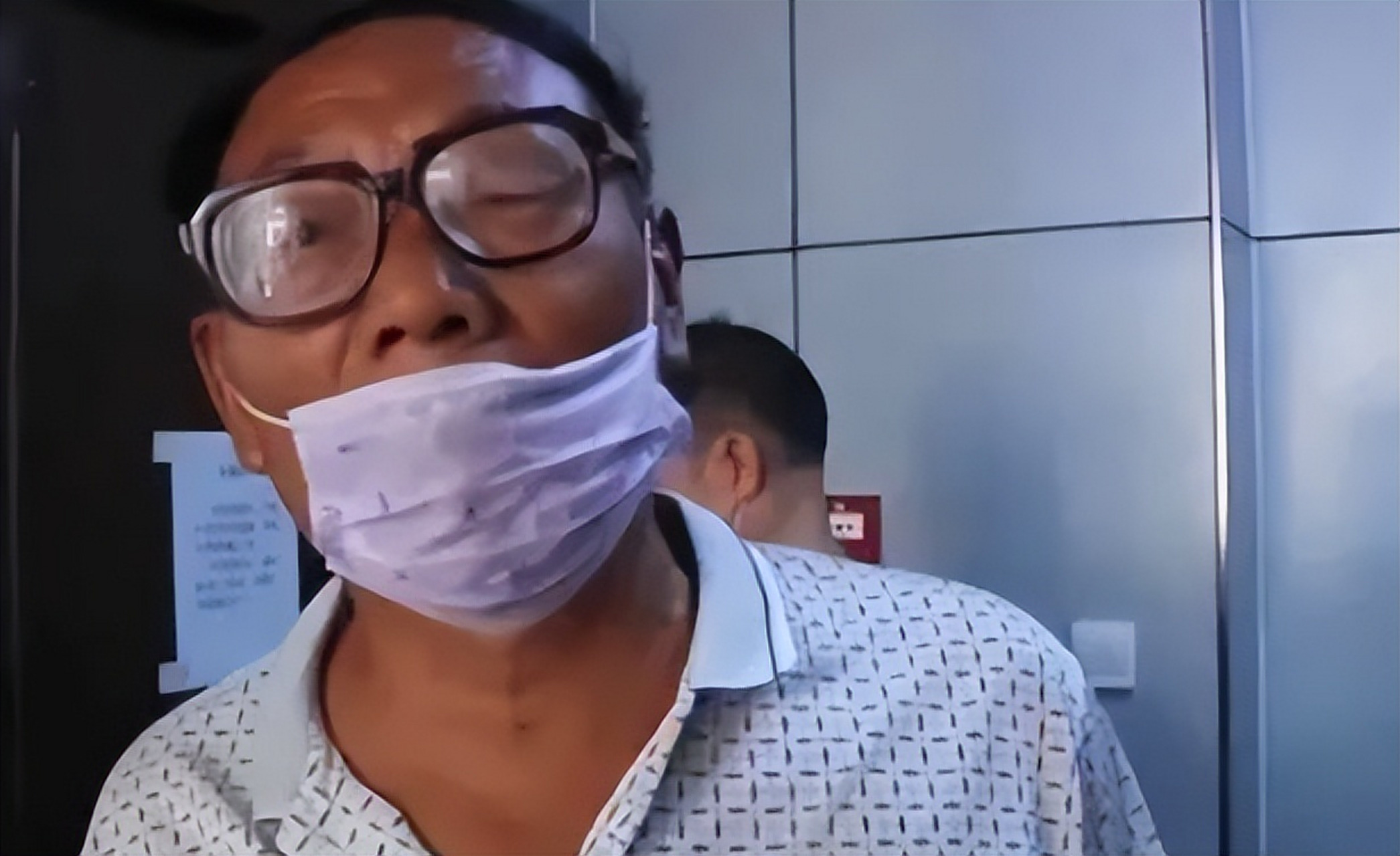 河南焦作,田大爷的儿子田强因喝农药经医院抢救无效不幸身亡,就在田