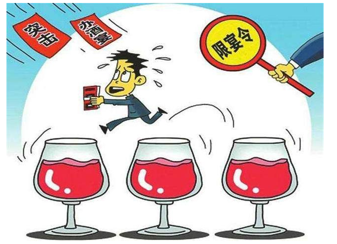 公务员实行"禁酒令"?下班期间也明令禁止喝酒,网友意见不一