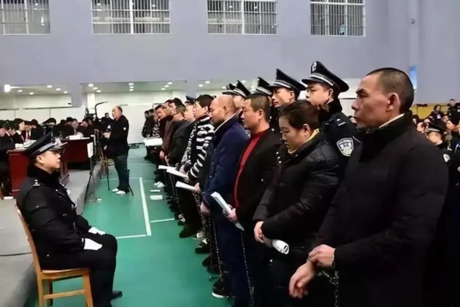 纪实:河南黑老大王红强覆灭史,用钞票点烟,靠赌狂揽巨额财富!