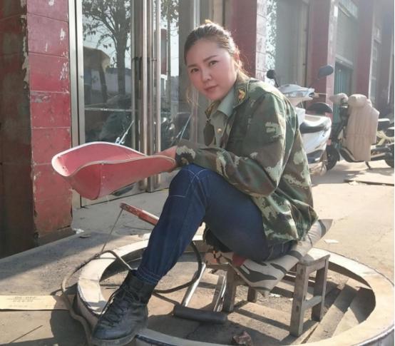 回顾独腿女孩罗雨:当电焊工走红网络,300名男子表白却皆被她回绝