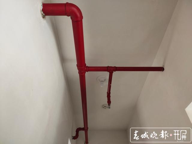 追踪|昆明一小区房顶布满消防管道,业主拒绝接房谁担责?