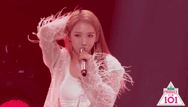 孟美岐是"腰精"石锤了!穿红色复古宫廷风上衣,霸气slay全场