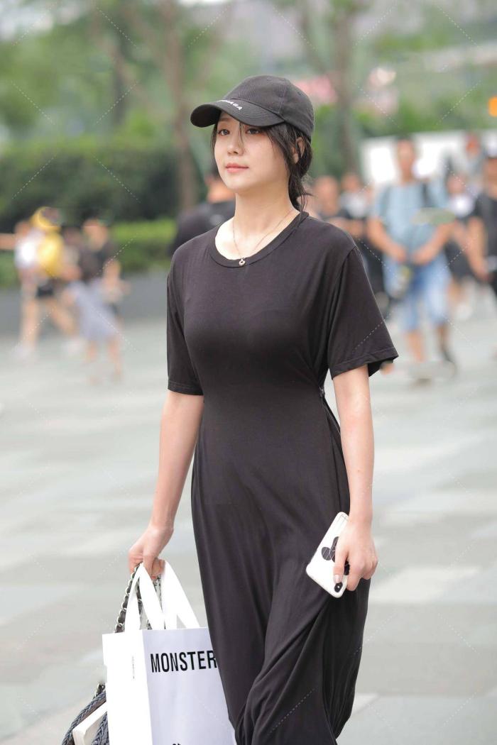 美女"黑色长款修身裙子",极简风格的美感,更显独特气质超漂亮