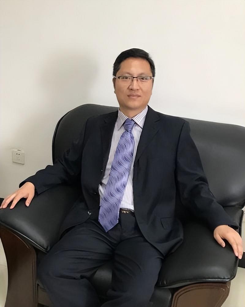 纪实时隔两个月张雪峰回来了,满脸憔悴,头发白了,但依旧敢说真话