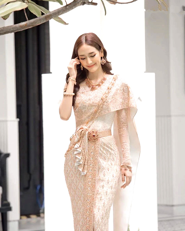 泰国新晋女神pie,明眸善睐气质超绰约,穿华贵泰服演绎公主风