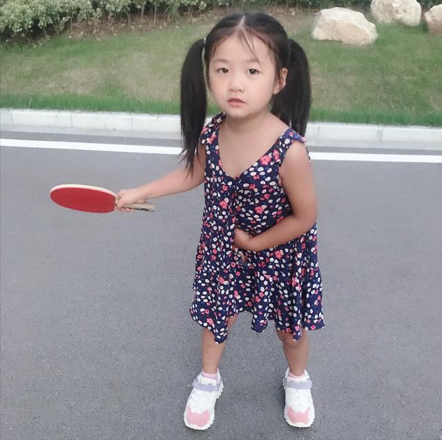 5岁拿全国冠军,邓亚萍指导张继科送球衣,李依依会是新魔王吗?