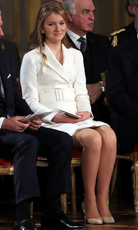 继莱昂诺尔后,20岁的比利时女王储也开学,王室晒照清纯可人