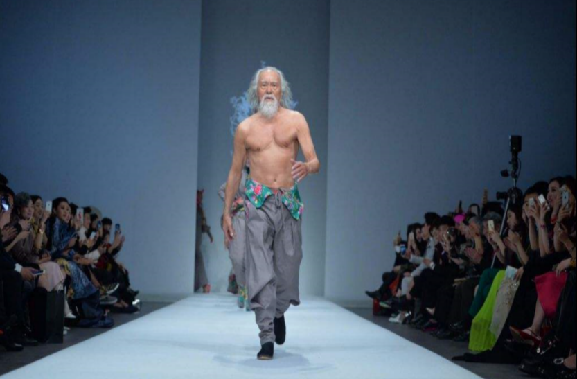 健身34年的王德顺,身材堪比青少年,52岁女儿也依旧冻龄