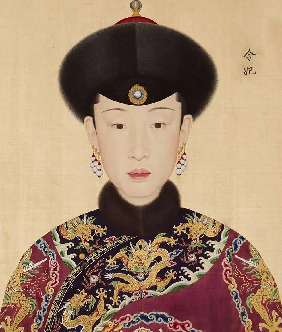 乾隆"十二后妃图"中隐藏的细节,富察皇后第一,香妃没有入选