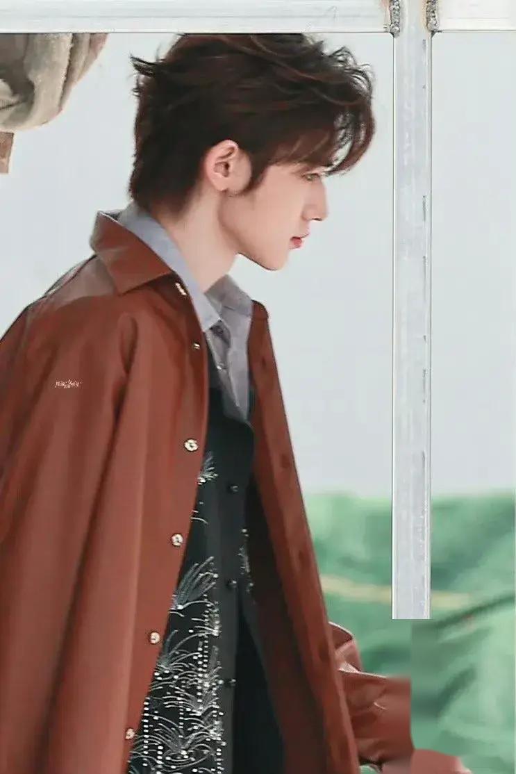 第五位是任嘉伦和成毅两位艺人在微博之夜上的应援,他们谁更有排面呢?