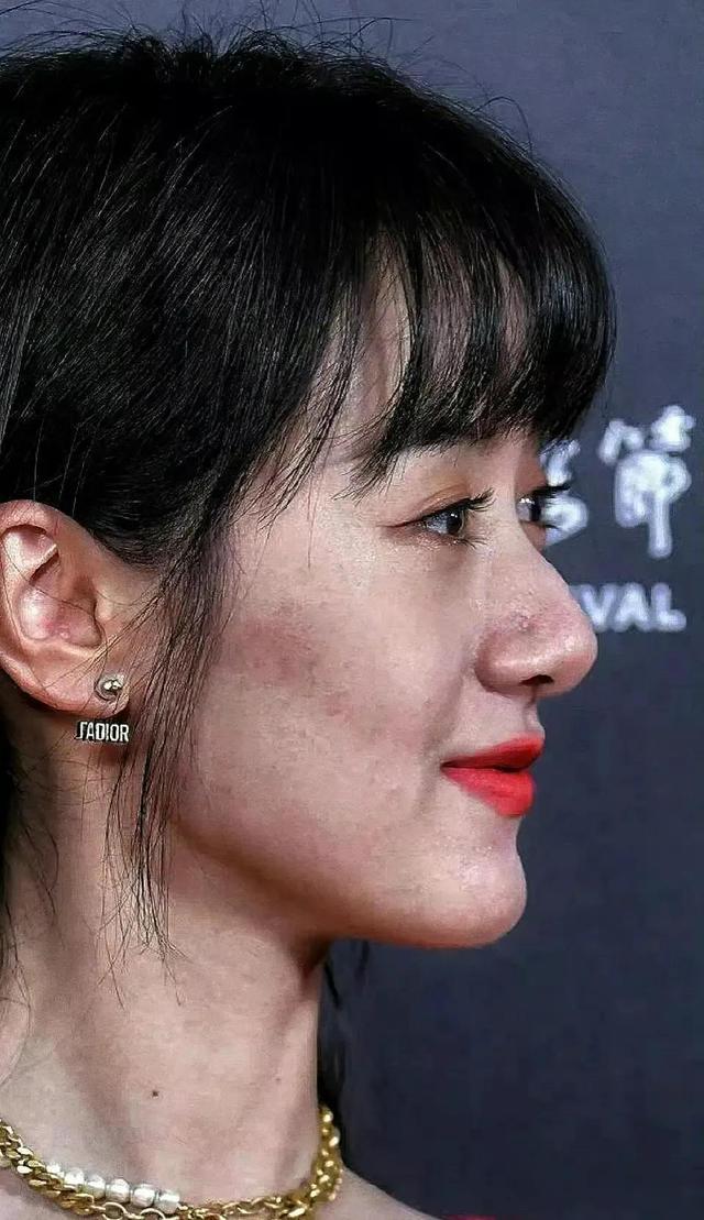 有一种"尴尬"叫女星卡粉,路人视角下,浮粉斑驳看起来判若两人