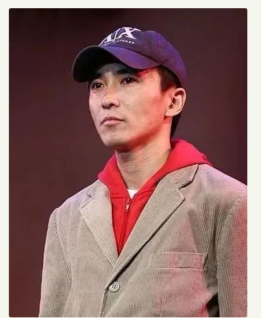 2003年,同班同学金莎已经凭借《十八岁的天空》一炮走红,贾乃亮也拍了