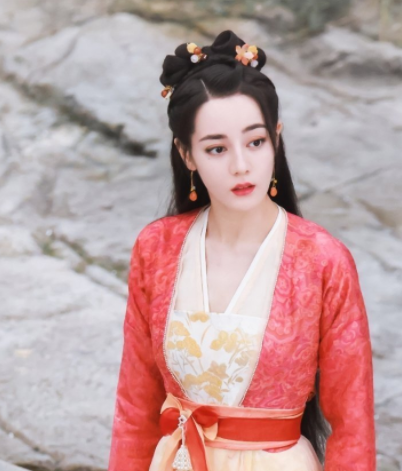 《吉星高照》新导演审美棒,张凌赫黑衣造型被赞,但拍摄角度好假