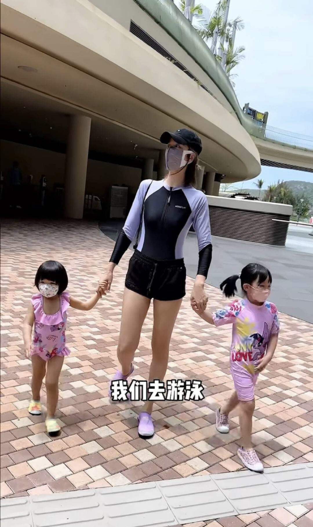 tvb前花旦钟嘉欣晒泳装照!白皙大长腿吸睛,与闺蜜水上嬉戏打闹