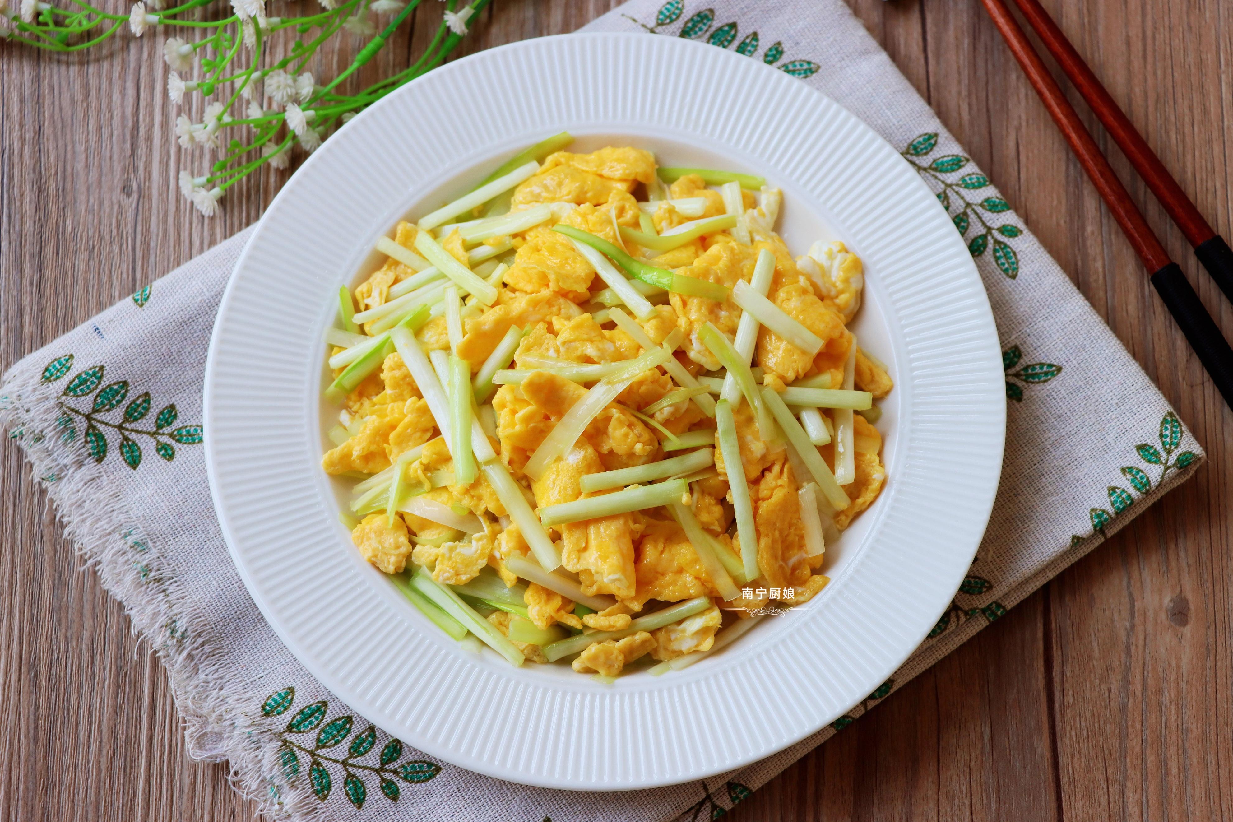 韭黄炒蛋,有人先炒韭黄有人先炒蛋,其实都错了!难怪炒得不好吃