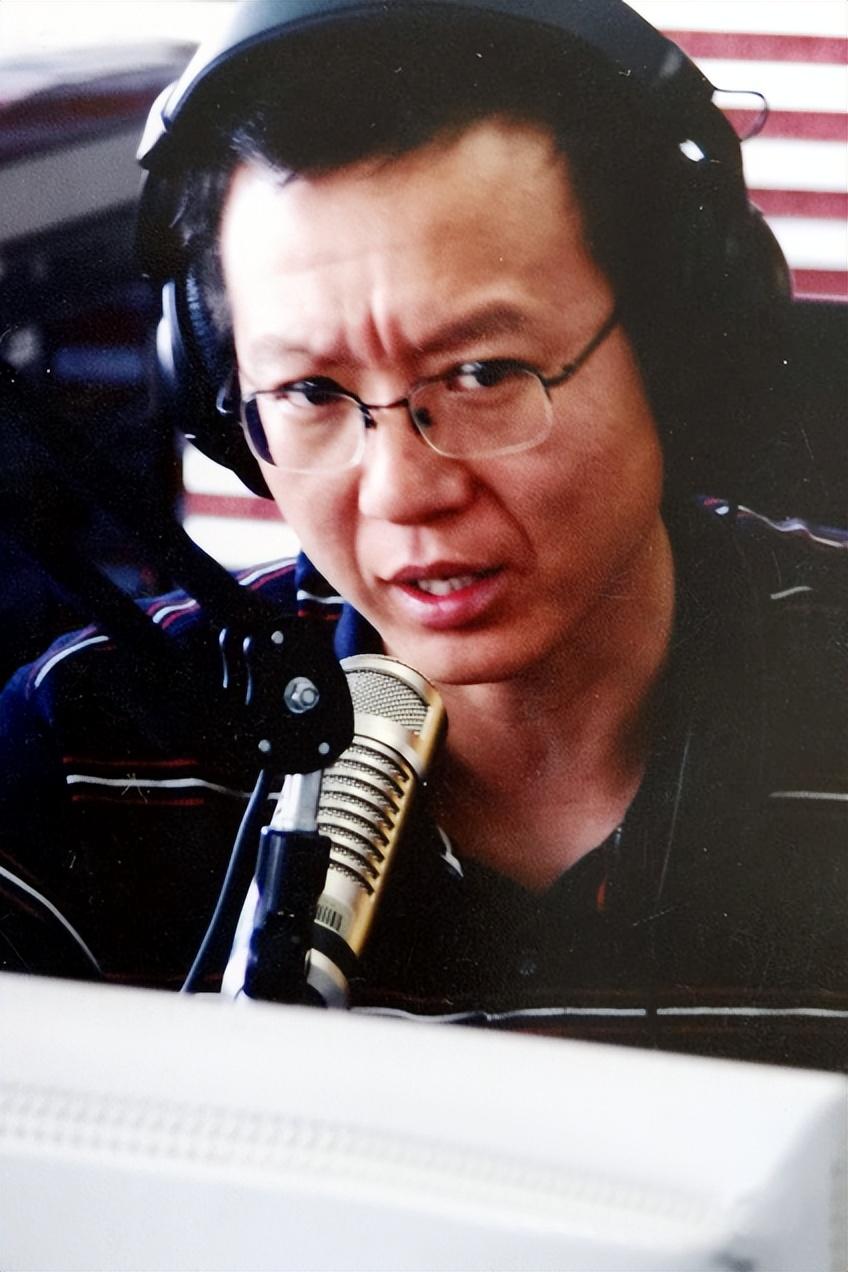 央视名主持高潮东:他与妻子曾是纺织厂同事,饱受亲情空巢困扰