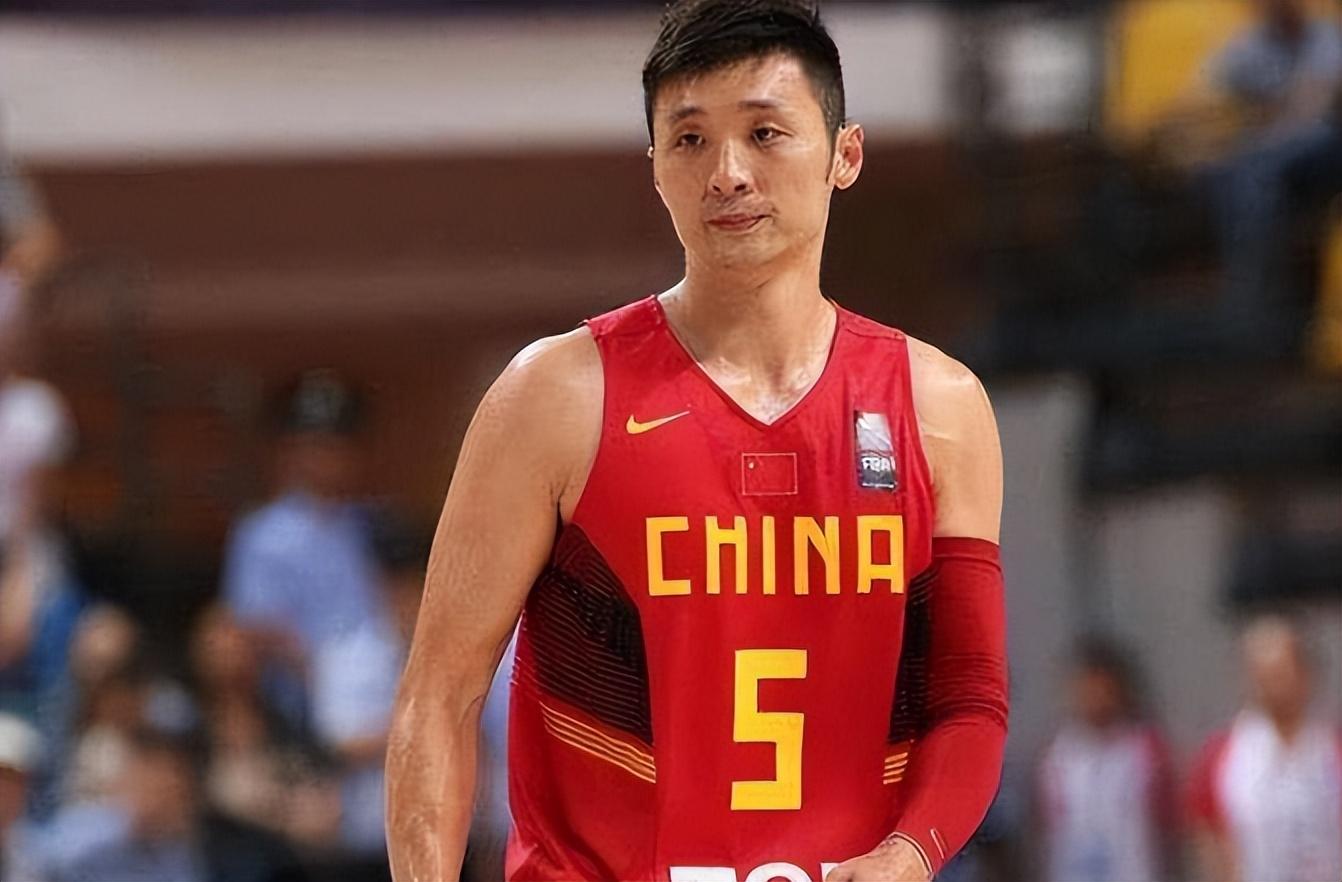 这个排位队员都太细了,防守绝对不咋样.控卫应该是孙悦,刘伟或吴庆龙.