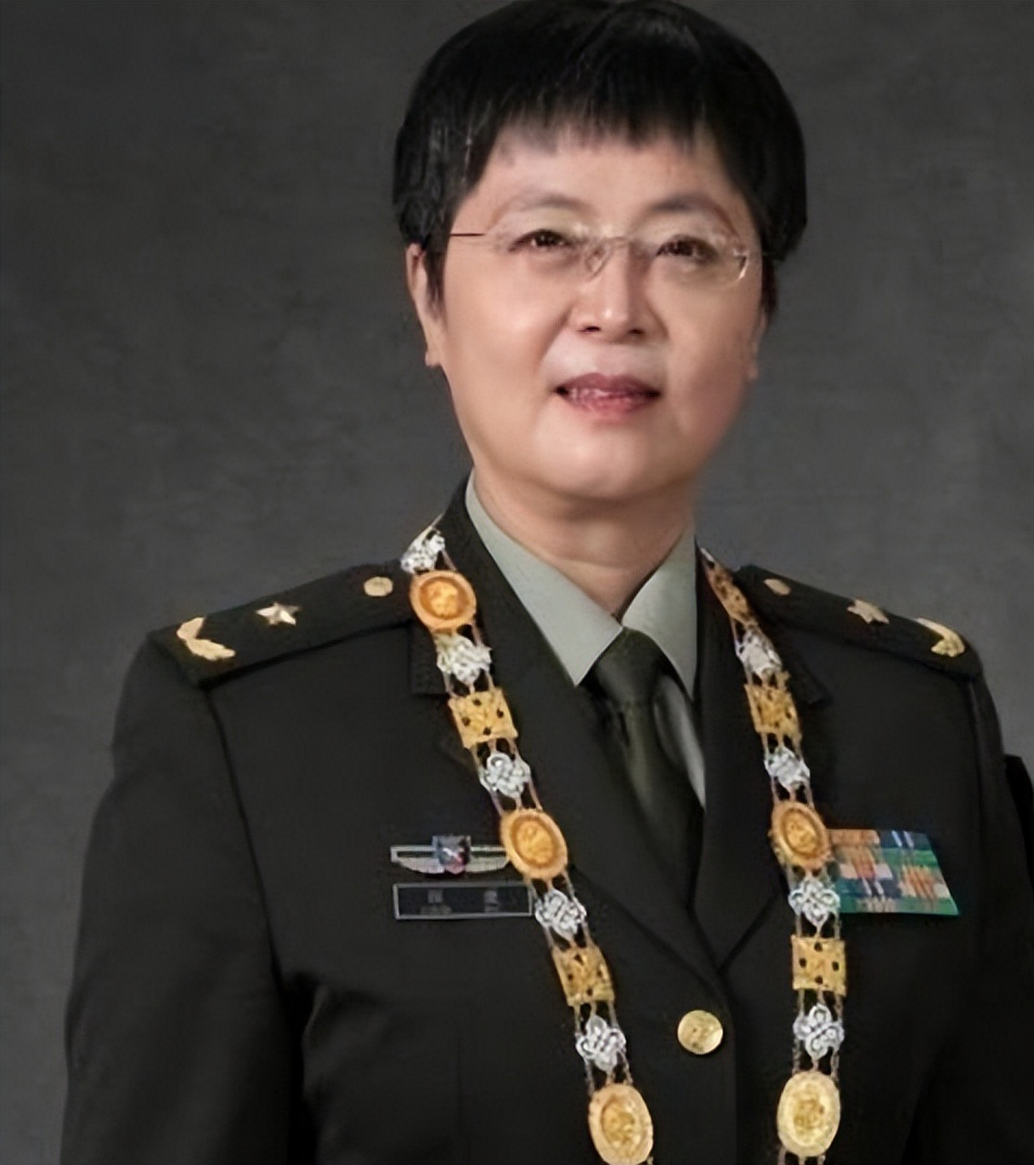 请您为伟大的女科学家陈薇少将停留1秒钟她是中国工程院院士,为国铸盾