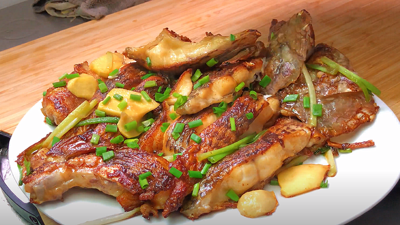 无水煎焗福寿鱼,比清蒸的还好吃,不加一滴水,外脆里香不发腥